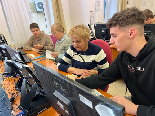 Diákok oktatnak nyugdíjasokat a HBSZ-ben