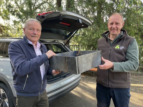 Vöcsei Imre, a VVSZC Puskás Tivadar Szakképző Iskola igazgatója átadja az elkészült nyalósó tartó edényeket Dr. Németh Csaba, az Őrségi Nemzeti Park Igazgatósága igazgatójának ( fotó: VVSZC)
